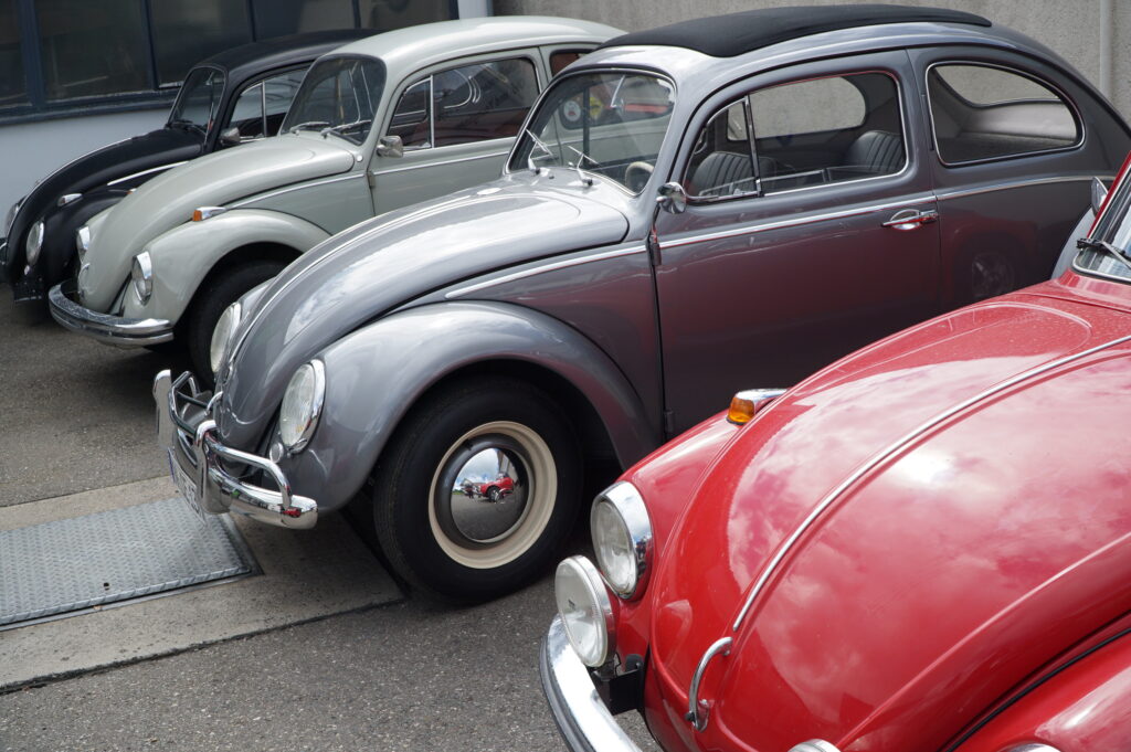 Hier sind alte Autos aus dem letzten Jahrhundert zu sehen. Männer mit Demenz erinnern sich, wenn sie so alte Fahrzeuge sehen, gerne an früher.