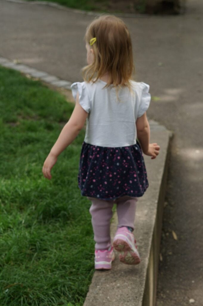 Validation nach Naomi Feil kann auch mal bedeuten, zwischen den Zeiten zu balancieren. Und auch bei der Frage "Wie wird man alt" spielen Kinder eine Rolle.
