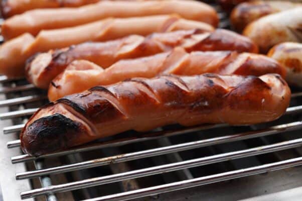 Nach der Validation nach Naomi Feil kommt dem Schmecken eine zentrale Bedeutung zu, wie etwa hier die Grillwurst. Auf die Frage "Wie wird man alt" spielt Fleisch auch eine Rolle.