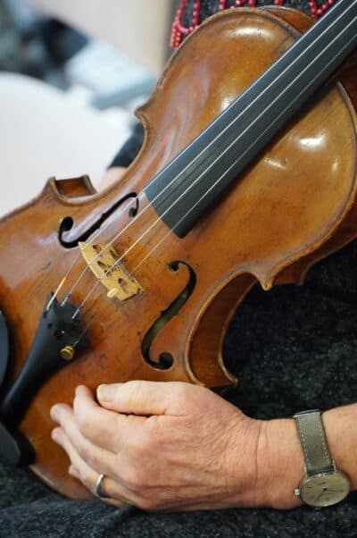 Welche Rolle spielt Musik? In der Validation nach Naomi Feil spielt sie eine bedeutende Rolle, wie hier mit der Geige zu sehen. Auch bei der Frage "Wie wird man alt" spielt Musik eine Rolle.