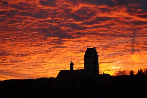 Die Kirche im Abendrot als Symbol für das Thema Spiritualität im Alter. Bei Validation nach Naomi Feil ein wichtiges Thema.