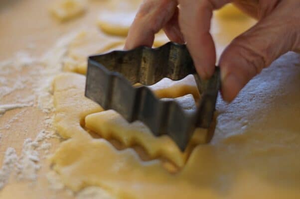 PlätzchenBacken2 Trotz Demenz Weihnachten gebacken bekommen. Mit gemeinsamem Plätzchen ausstechen.