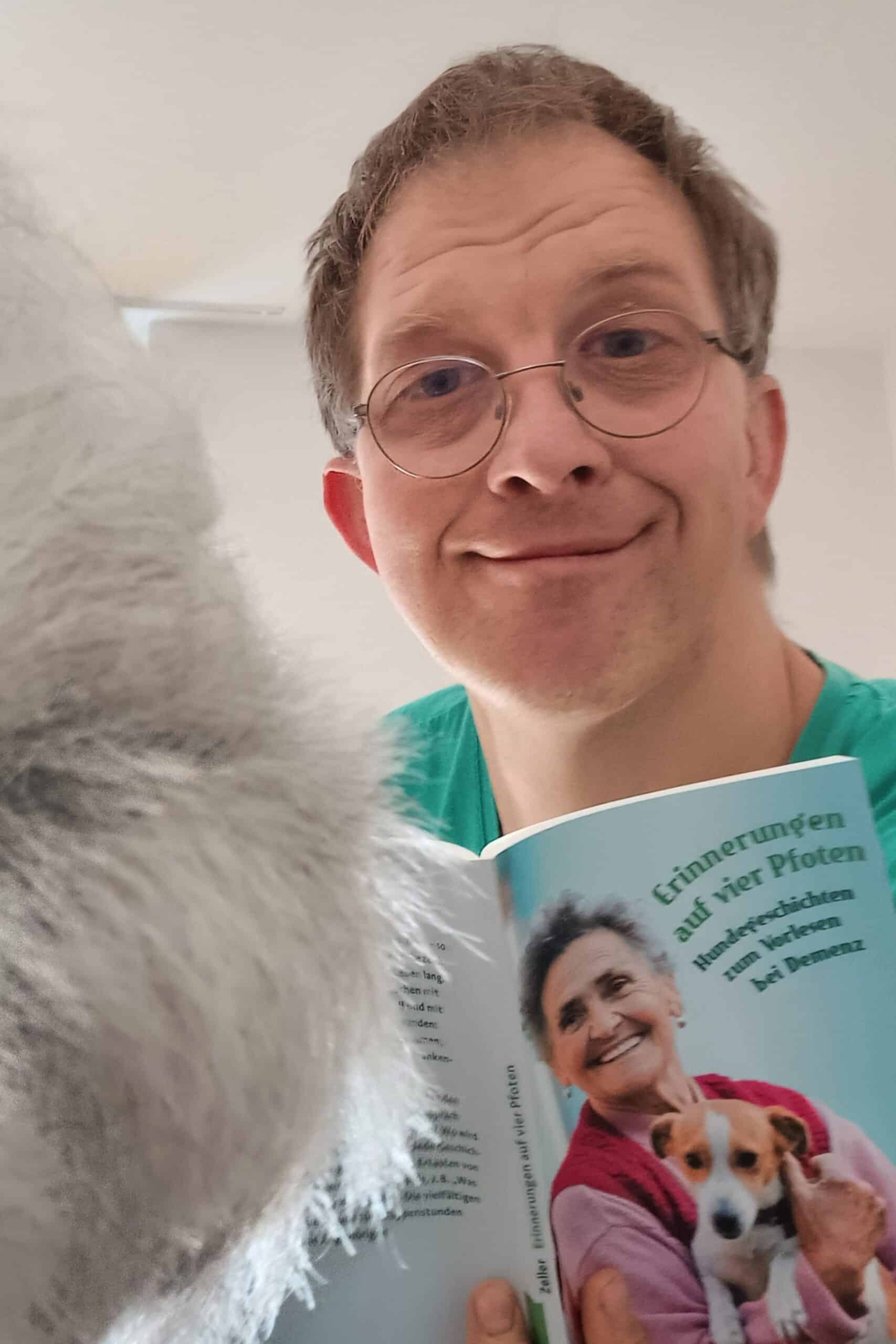 Uli_Vorlesen Uli Zeller liest eine Kurzgeschichte für Demenzkranke vor.
