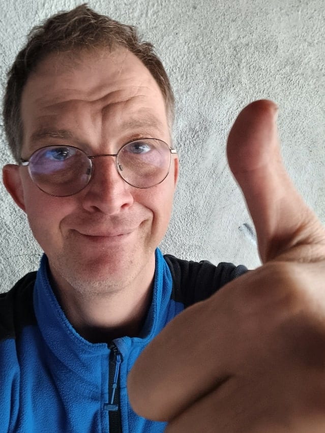 BlickDaumenNachOben Uli Zeller schreibt Demenz Bücher. Daumen nach oben zeigt auf E-Mail-Kurs-Anmeldung.