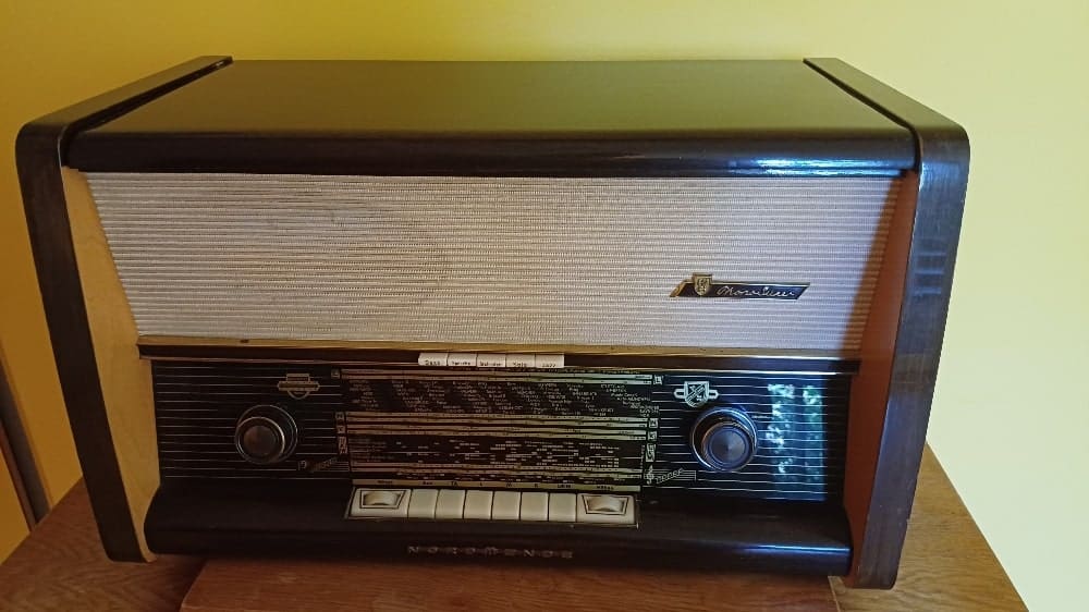 Was hilft bei Demenz nicht? Zu viele Sinneseindrücke wie Musik oder Fernsehen. Andererseits macht Musik aber das Leben mit Demenz auch schön.