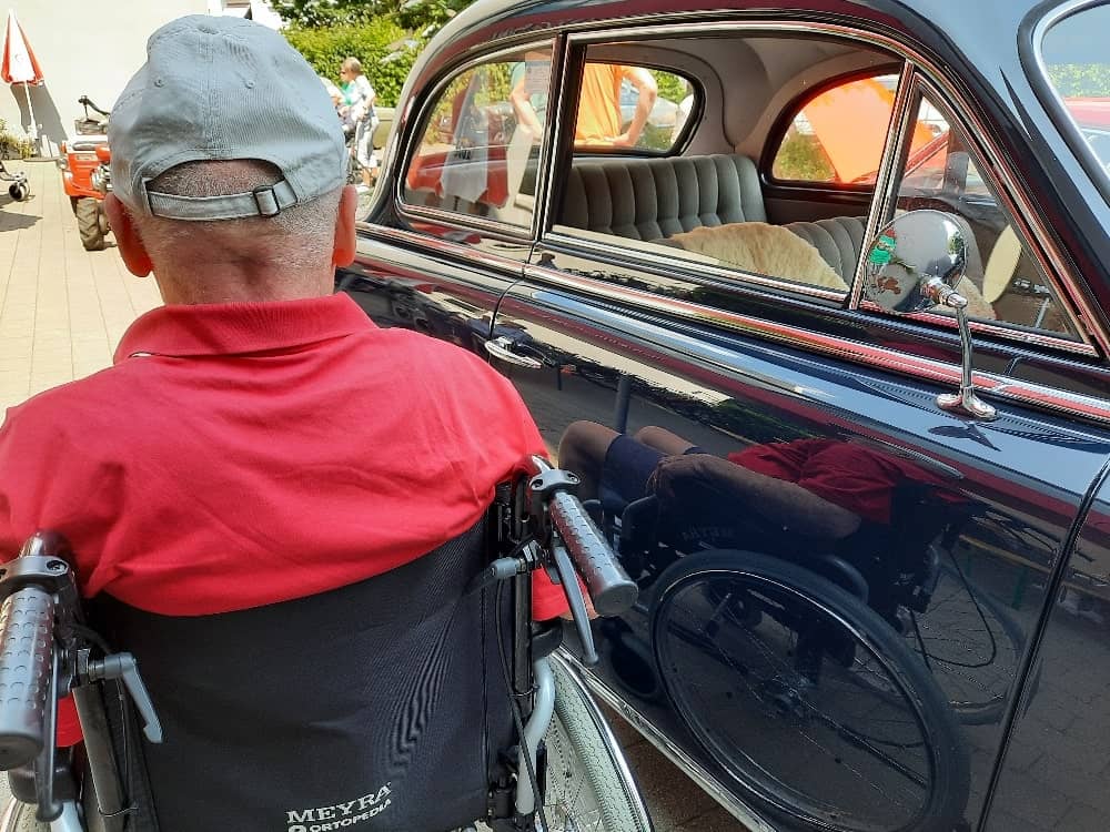 Humor und Demenz - am Mercedes haben zwei erlebt, wie es zusammen passt.