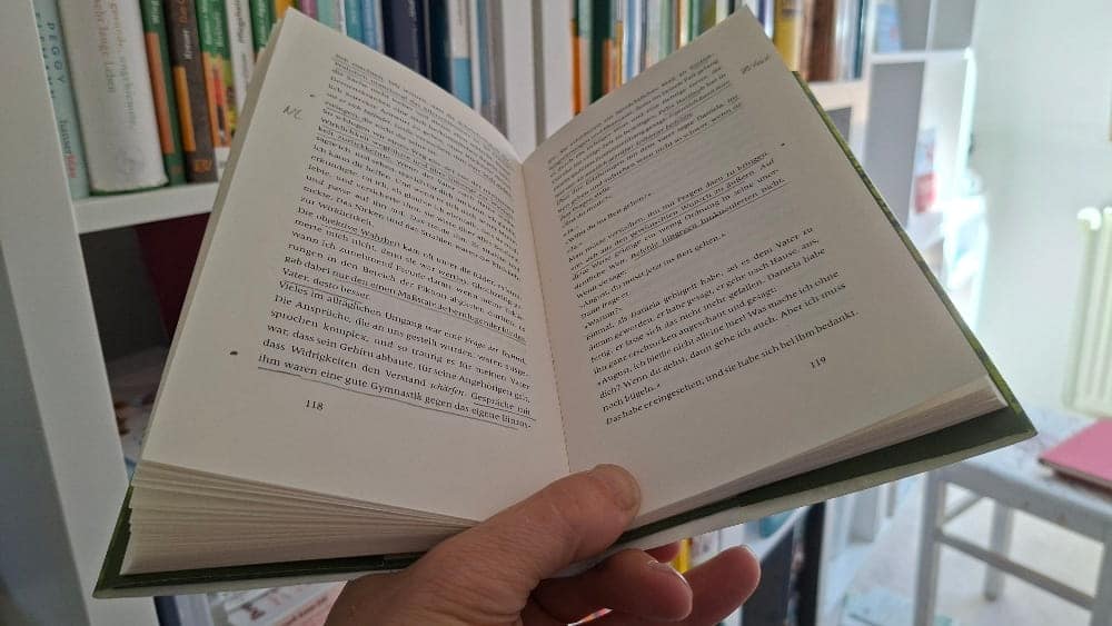 Und so sieht das Buch aus: "Der alte König in seinem Exil" von Arno Geiger. Im Hintergrund ein Bücherregal